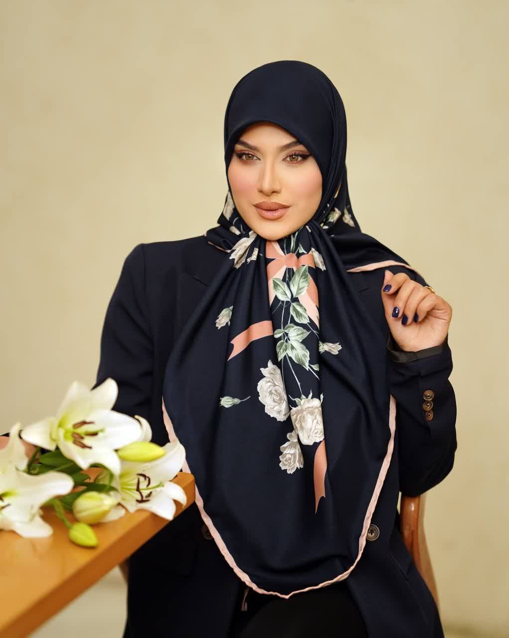روسری ابریشم توییل طرح گل و غنچه