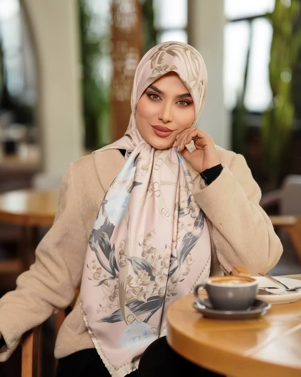 روسری ابریشم توییل طرح لاله