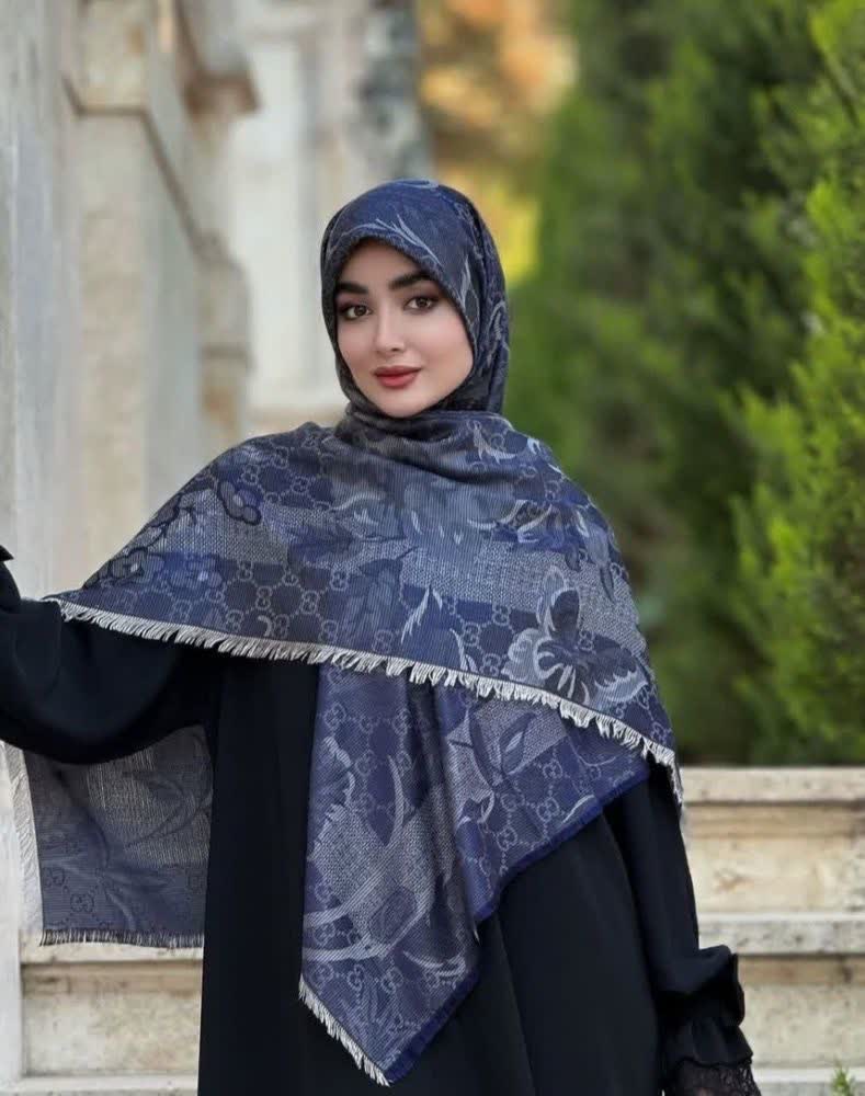روسری نخی تک رنگ سرمه ای طرح گوچی دور ریش